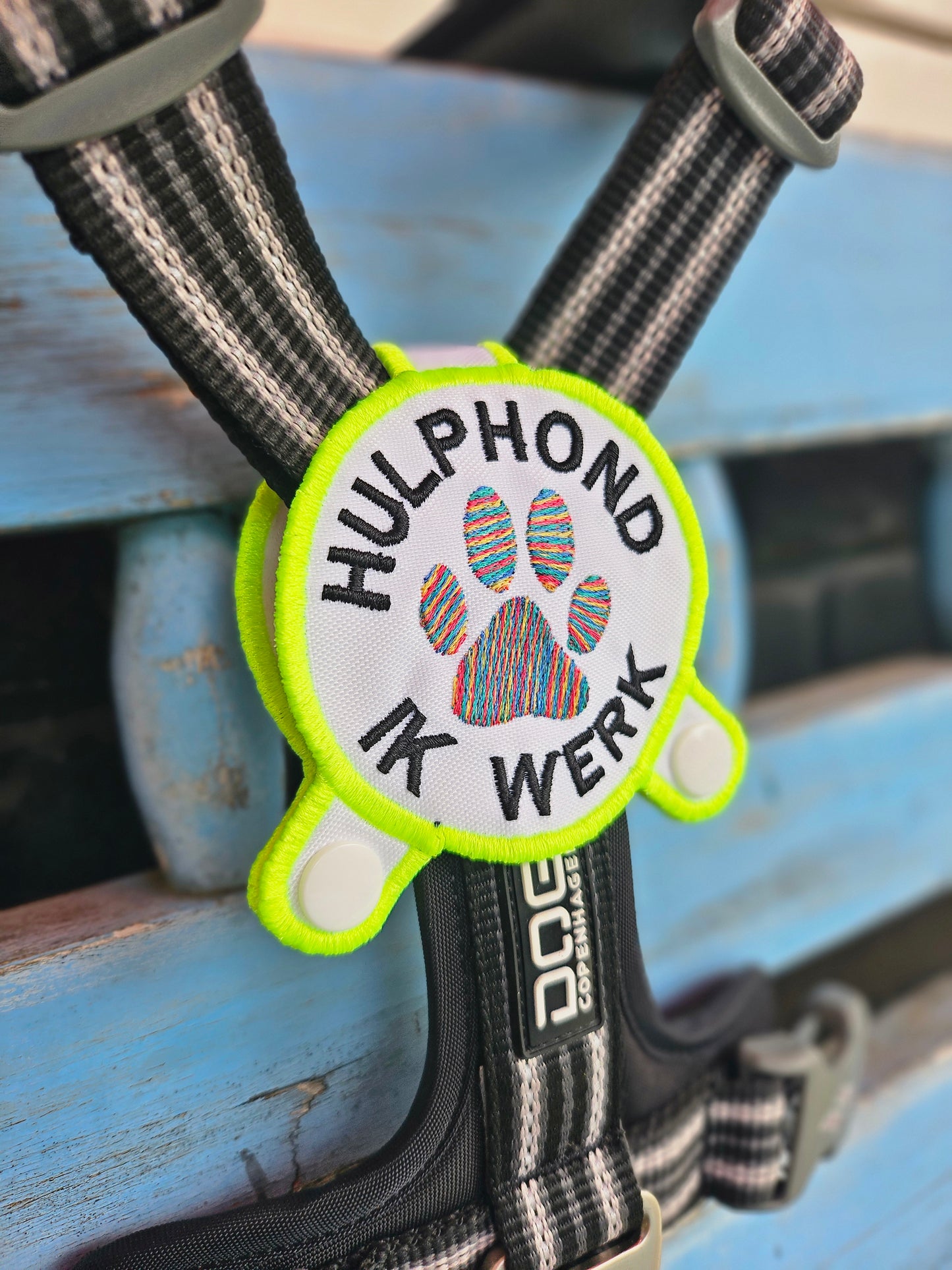Hulphond 'ik werk' regenboog poot clip-on