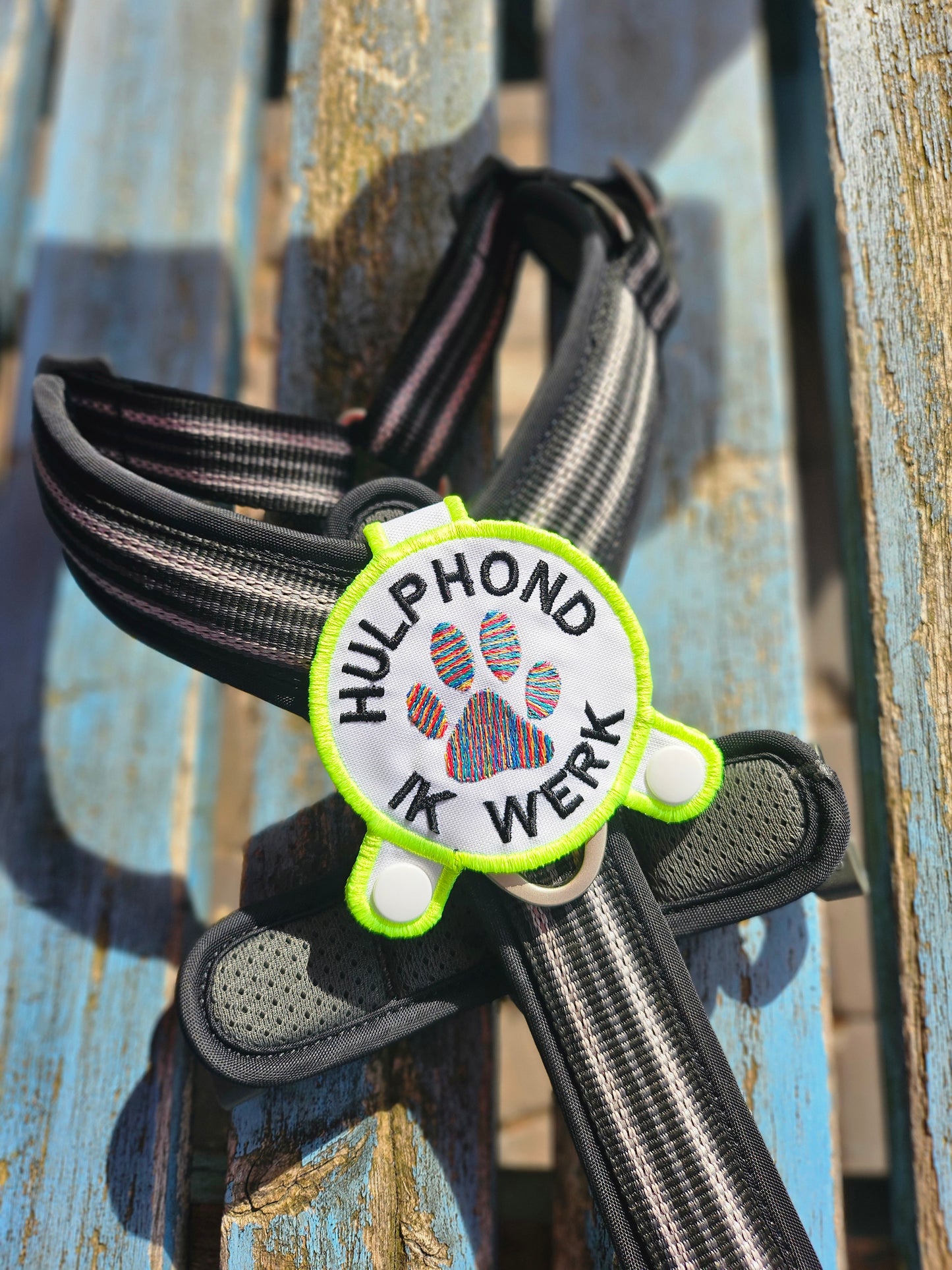 Hulphond 'ik werk' regenboog poot clip-on